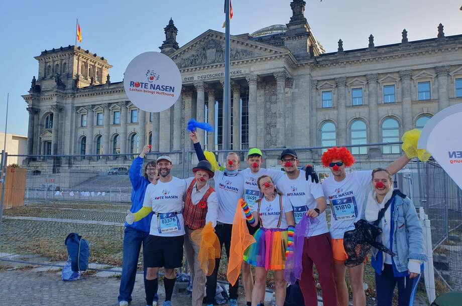 Ein Gruppenbild der ROTE NASEN Läuferinnen und Läufer beim 50. Berlin-Marathon