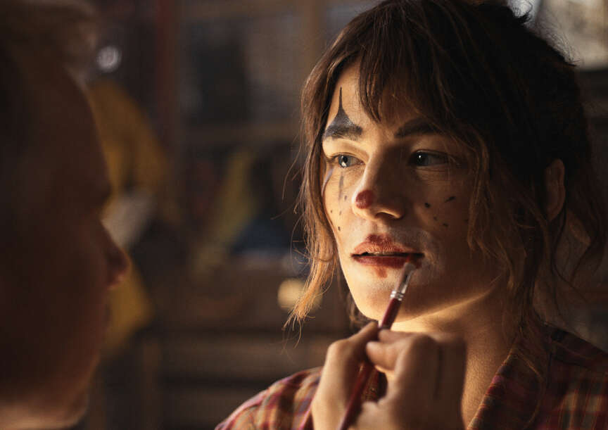 Die Schauspielerin Valerie Pachner bereitet sich als Clown vor.