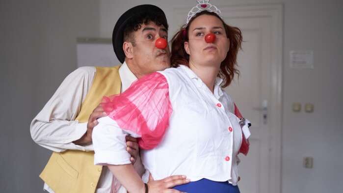 Zwei Clowns die beim Clowncamp miteinnander spielen 