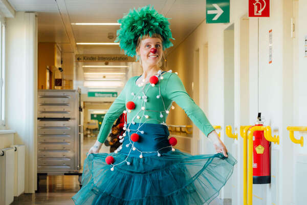 Clownin Lilo als Weihnachtsbaum in der Klinik Donaustadt in Wien