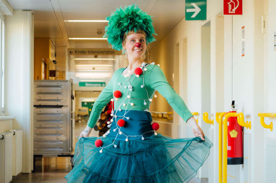 Clownin Lilo als Weihnachtsbaum in der Klinik Donaustadt in Wien