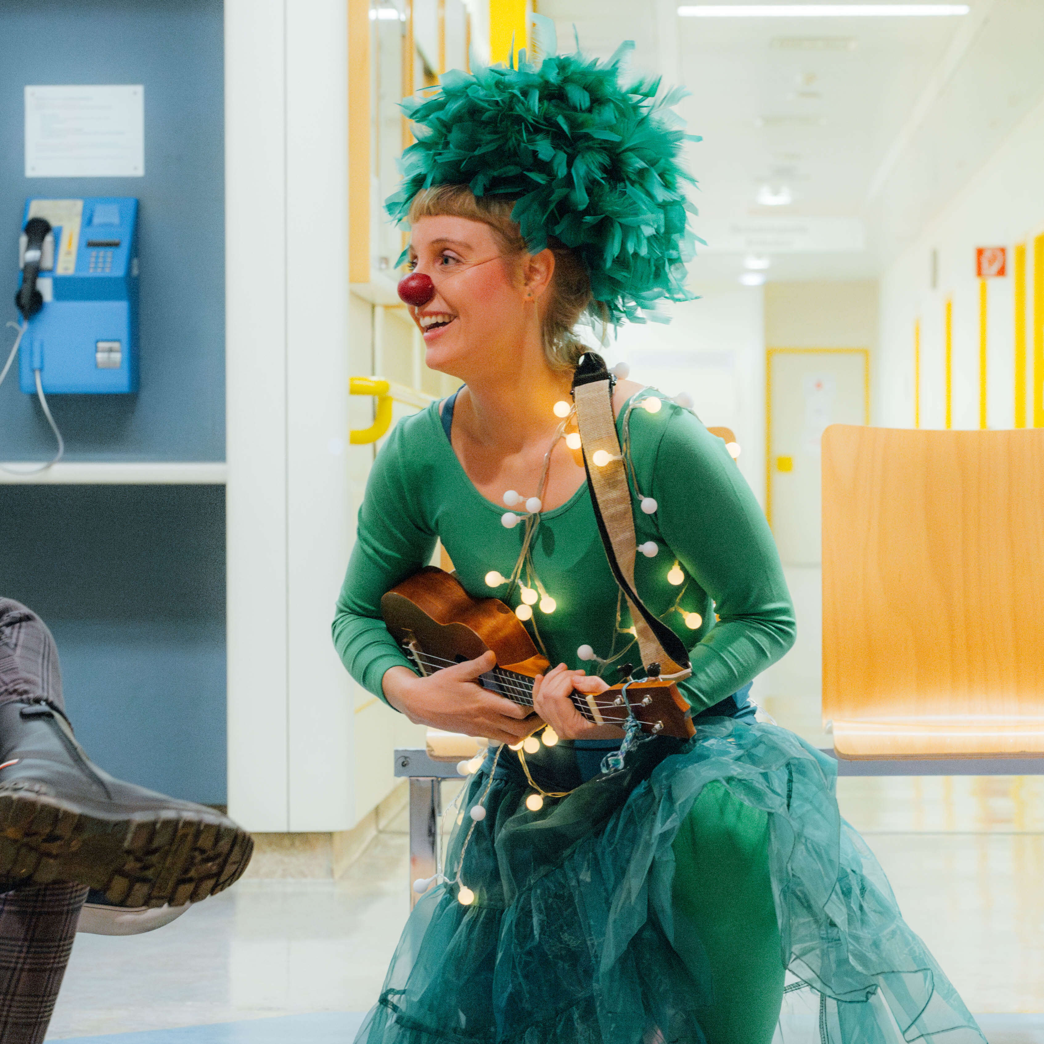 Clownin Lilo als Weihnachtsbaum in der Klinik Donaustadt in Wien