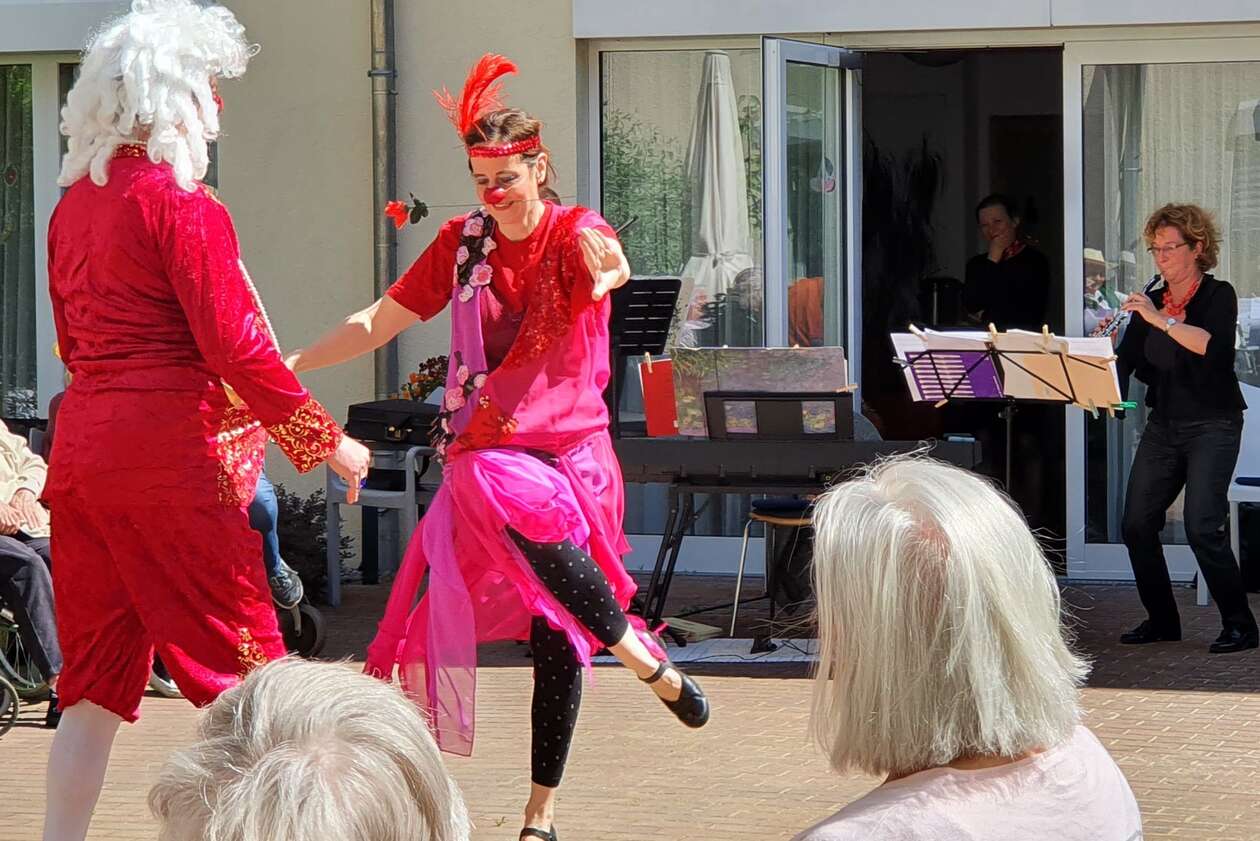 Leopold Altenburg und Juliane Altenburg sind Rote Nasen Klinikclowns. Hier tanzen sie in einer Pflegeeinrichtung Tango zu klassischer Livemusik mit Oboe, Violine und Klavier.