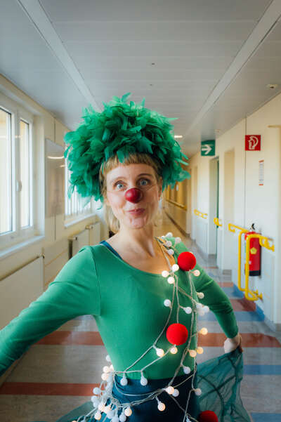 Clownin Lilo als Weihnachtsbaum in der Klinik Donaustadt in Wien