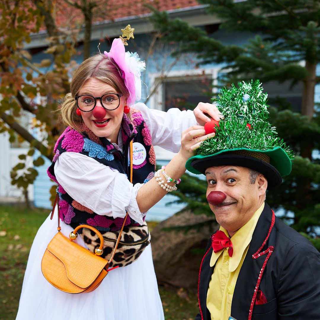 Die Clowns Polli Kapuffa und Jojo im weihnachtlichen Kostüm.